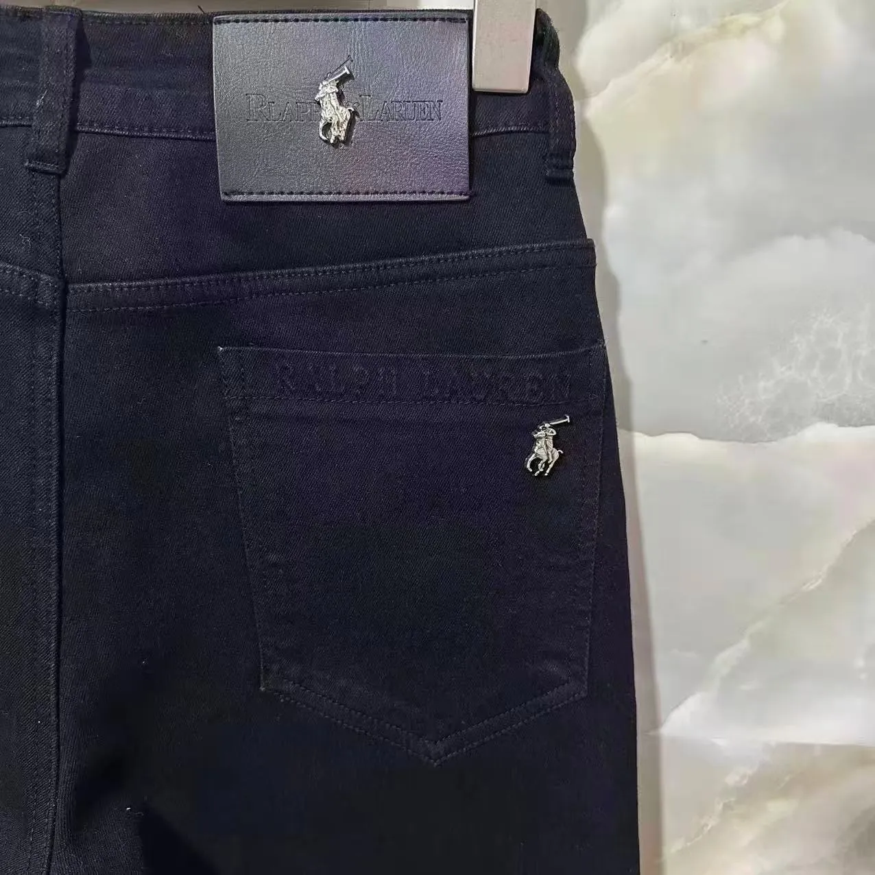 P176 Style No. Cc951 Ralph Lauren Pony Jeans Top-quality super-soft high-cotton washed denim fabric. Each piece of washed denim fabric costs three times more than conventional processes. The touch is extremely delicate and the texture is very good. The whole body is simple and elegant. The back pocket of the pants adopts high-end direct injection technology. The high-luxury pony metal leather label on the waist is extremely exquisite. Full marks for details. Color: Picture color Size#M-XXL Size M L XL XXL Pants length 97 98 99 100 Waist 74 78 82 86 Hips 98 102 106 110 Feet 34 35 36 37 Recommended size M 95-115kg L 115-130kg XL 130-155kg XXL 155-180kg